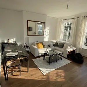 First Rate Apartment London