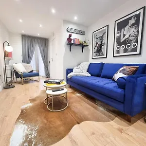 Apartment Stylish And Cosy 2 In W Private Parking, London