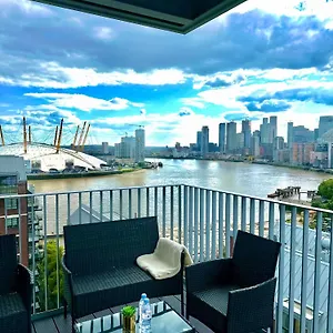 Apartment Beautiful View To Canary Wharf , O2 Arena , Near By Excel 3-beds, London